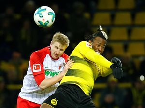 Dortmund Diimbangi Augsburg di Signal Iduna Park