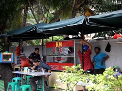 Anggota DPRD DKI Kritik PKL Menjamur di Trotoar Kawasan Senayan