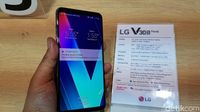 Menggenggam Ponsel Premium LG V30S ThinQ