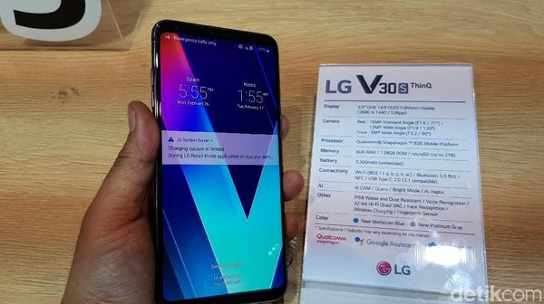 Menggenggam Ponsel Premium LG V30S ThinQ