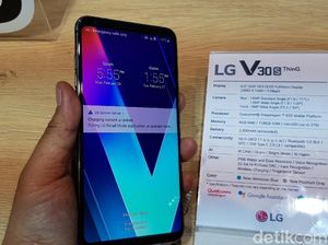 Menggenggam Ponsel Premium LG V30S ThinQ