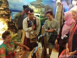 Saat Bos IMF Terkesima Lihat Kain Tenun Khas Indonesia