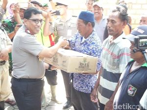 Di Tuban, Kapolda Jatim Serahkan 715 Paket Sembako ke Korban Banjir