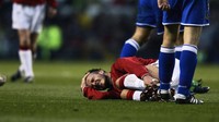 David Beckham. Cedera metatarsal mulai mencuri perhatian ketika tekel Pedro Duscher mengancam keikutsertaan Beckham di Piala Dunia 2002. Setelah tujuh pekan pemulihan, Beckham bisa tampil di Piala Dunia saat itu. (Foto: Alex Livesey/Getty Images)