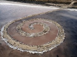 Di Balik Misteri Seni Batu Bersusun Karya Robert Smithson