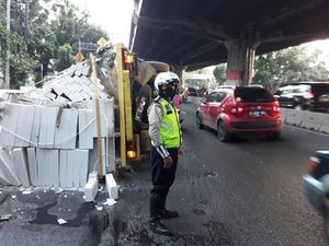 Kendaraan Lebihi Muatan, Merugikan Negara Kendaraan Lebihi Muatan, Merugikan Negara