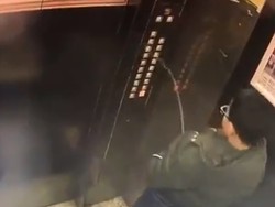 Nakal! Bocah China Kencing di Dalam Lift, Ini Akibatnya