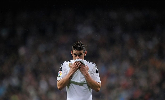 MADRID, SPAIN - JANUARY 15:  James Rodriguez of Real Madrid reacts during the Copa del Rey Round of 16, Second leg match between Real Madrid and Atletico de Madrid at Estadio Santiago Bernabeu on January 15, 2015 in Madrid, Spain.  (Photo by Denis Doyle/Getty Images)