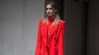 Foto: Inspirasi Gaya Sneakers Kekinian dari Street Style Milan Fashion Week