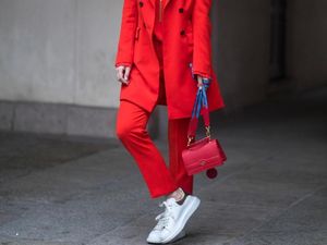 Foto: Inspirasi Gaya Sneakers Kekinian dari Street Style Milan Fashion Week Foto: Inspirasi Gaya Sneakers Kekinian dari Street Style Milan Fashion Week