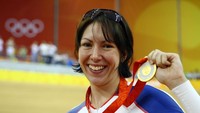 Rebecca Romero. Perempuan Inggris 38 tahun ini bukan cuma sukses di olahraga rowing melainkan juga balap sepeda. Romero di antaranya meraih medali perak Olimpiade 2004 di rowing dan medali emas balap sepeda Olimpiade 2008. (Foto: Julian Finney/Getty Images)