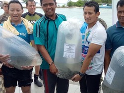 Sandiaga Bagikan Benih Ikan dan Panen Semangka di Pulau Tidung