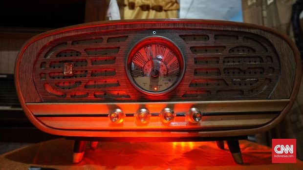 Radio antik Oo Kholid berbentuk jadul tapi powerful | Foto: CNN Indonesia/Huyogo Simbolon)