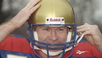 Clive Allen. Di dunia sepakbola profesional, Allen di antaranya pernah membela Tottenham Hotspur dan Chelsea. Di tahun 1997, pria 56 tahun itu juga sempat berkarier di american football dengan membela London Monarchs di NFL Europe. (Foto: Craig Prentis /Allsport)