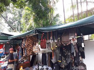 Didatangi Pihak OK OCE, PKL di Trotoar Copot Spanduk