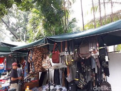 Didatangi Pihak OK OCE, PKL di Trotoar Copot Spanduk