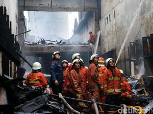Perjuangan Petugas Damkar Padamkan Api di Pasar Baru