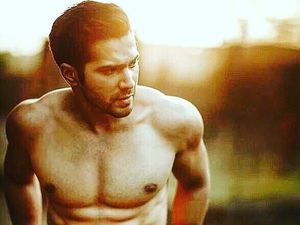 Foto: Varun Dhawan, The Next Shahrukh Khan yang Punya Chocolate Abs