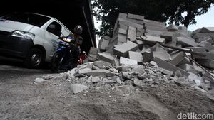 Truk yang Terguling Dievakuasi, Lalin di DI Panjaitan Normal