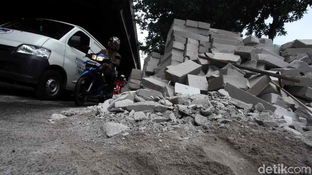 Truk yang Terguling Dievakuasi, Lalin di DI Panjaitan Normal Truk yang Terguling Dievakuasi, Lalin di DI Panjaitan Normal