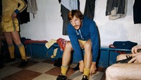 Sir Ian Botham. Pria 62 tahun dengan gelar kebangsawanan ini dikenal sebagai salah satu atlet cricket terbaik. Di periode 1979-1985 ia sempat membela klub sepakbola Yeovil Town dan Scunthorpe United, bahkan mencatat 11 penampilan di Football League. (Foto: Adrian Murrell/Allsport/Getty Images)