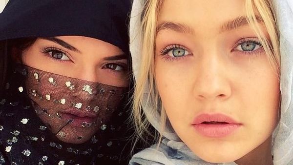 Begini Penampilan Kendall Jenner Hingga Selena Gomez saat Kunjungi Masjid