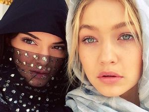 Begini Penampilan Kendall Jenner Hingga Selena Gomez saat Kunjungi Masjid