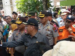 Bertemu Korban Banjir, Kapolda Jatim Imbau Warga Jaga Anak-anak