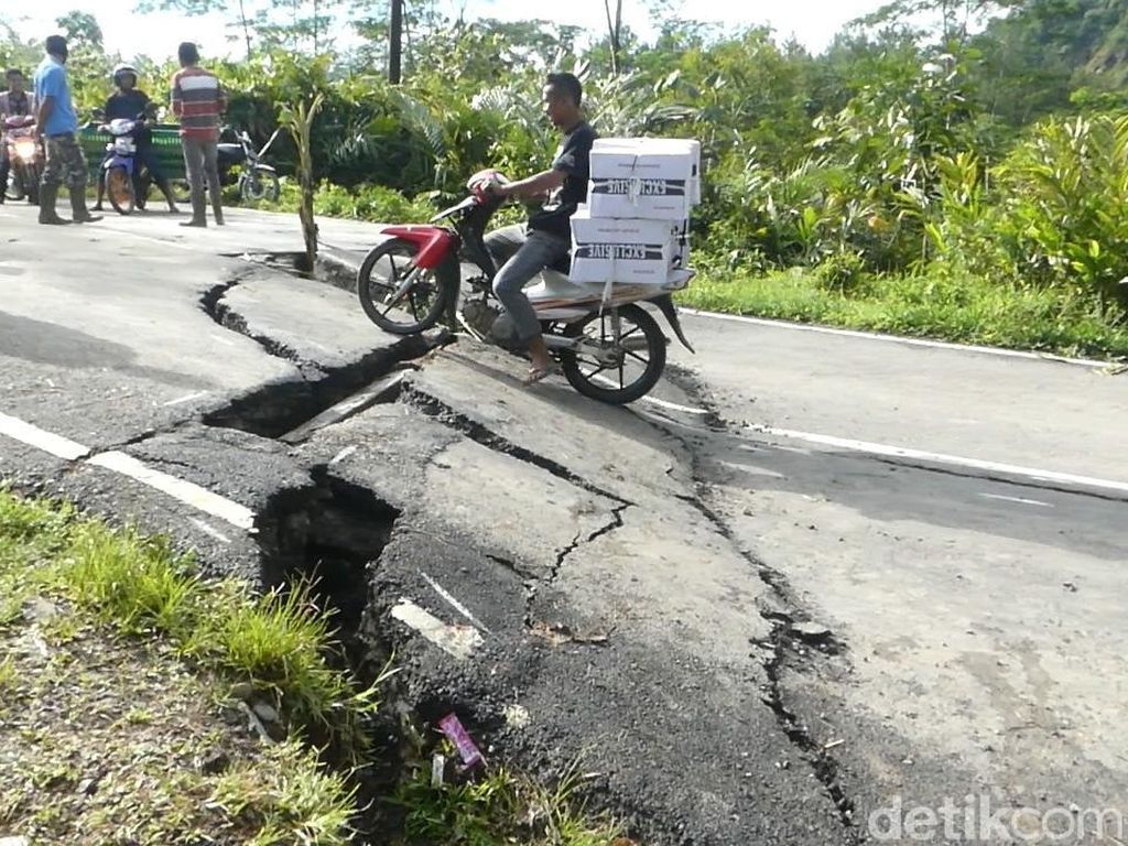 Jalan Provinsi Putus, Karangkobar di Banjarnegara Krisis BBM Jalan Provinsi Putus, Karangkobar di Banjarnegara Krisis BBM