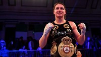 Katie Taylor. Perempuan 31 tahun ini sempat membela timnas sepakbola Republik Irlandia sebanyak 11 kali di periode 2006–2009 seraya bertinju secara amatir. Taylor kemudian memasuki tinju profesional dan kini menyandang sabuk kelas ringan WBA sejak 2017. (Foto: Justin Setterfield/Getty Images)