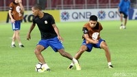 Para pemain Tampines Rovers tampak serius berlatih.