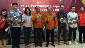 Taat Pajak, Ferry Salim hingga Susi Susanti Raih Penghargaan