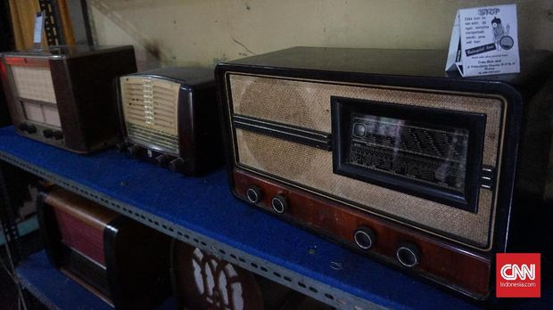 Koleksi radio antik Oo Kholid.
