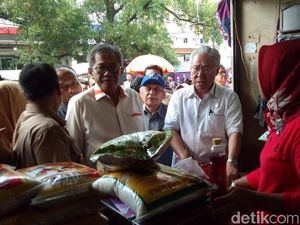 Blusukan ke Cirebon, Mendag: Belum Semua Pedagang Jual Beras Bulog