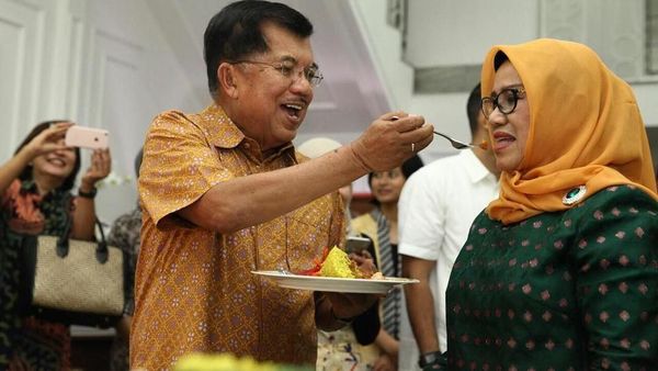 Begini 8 Potret Wakil Presiden Jusuf Kalla Saat Menikmati Makan Bersama