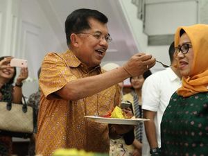 Begini 8 Potret Wakil Presiden Jusuf Kalla Saat Menikmati Makan Bersama
