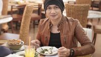 Serunya! Saat Anji yang Kini Buka Resto Begor  Berpose dengan Makanan