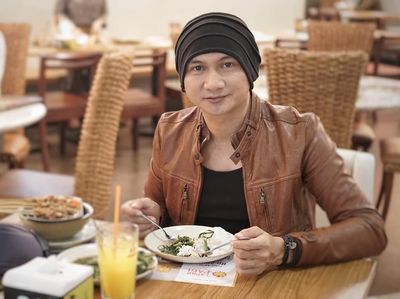 Serunya! Saat Anji yang Kini Buka Resto Begor  Berpose dengan Makanan