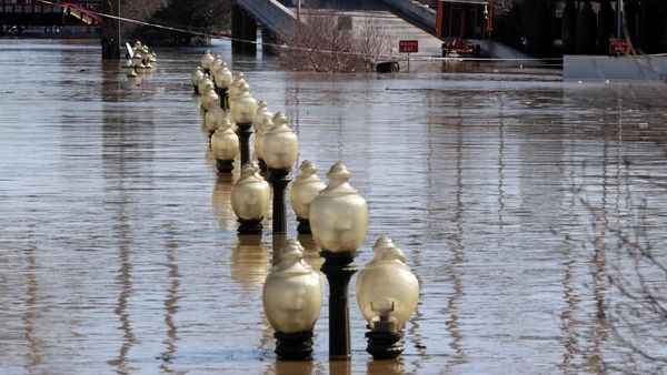Banjir Setinggi Lampu Taman di Kentucky