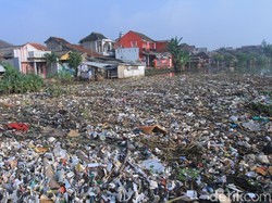 Banjir Sisakan Tumpukan Sampah di Sungai Cikeruh Bojongsoang