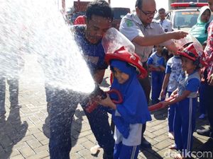 Kehebohan Anak-anak PAUD Jadi Petugas Pemadam Kebakaran