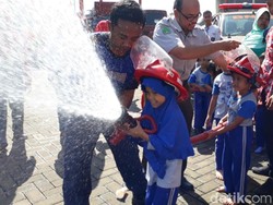 Kehebohan Anak-anak PAUD Jadi Petugas Pemadam Kebakaran