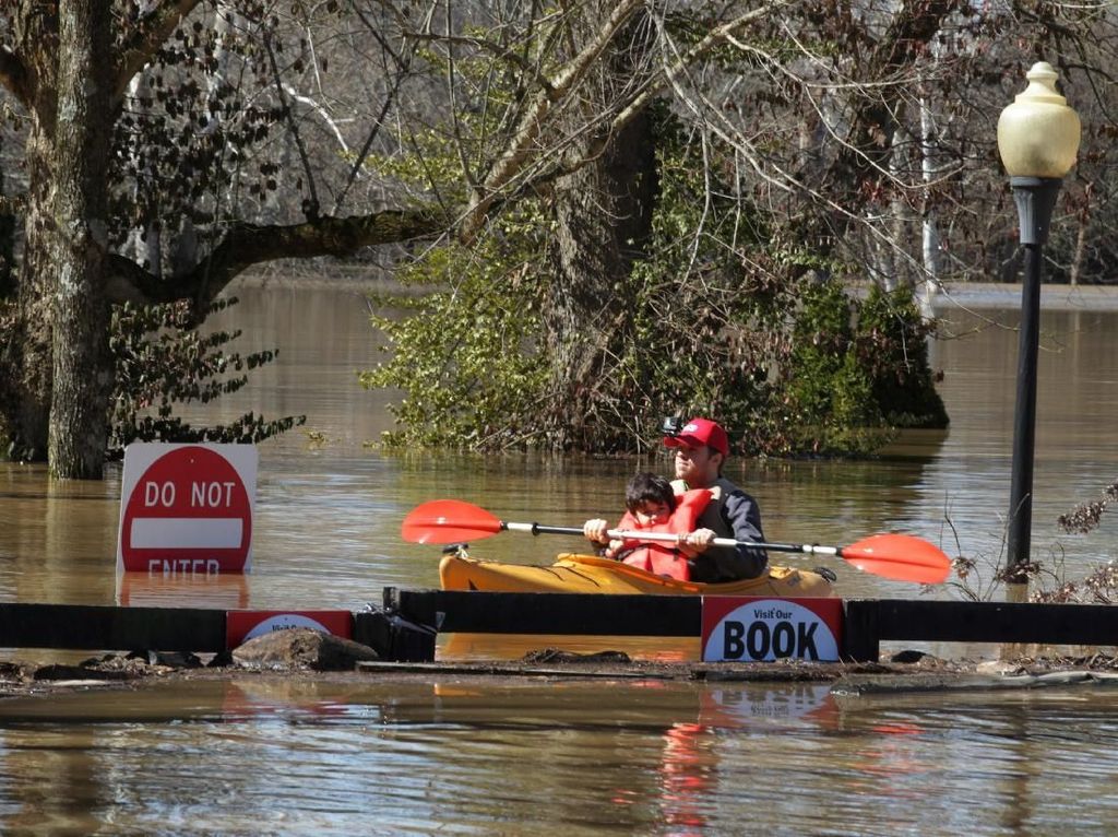 Banjir Terjang Kentucky Tewaskan 8 Orang, Warga Terjebak di Atap Rumah