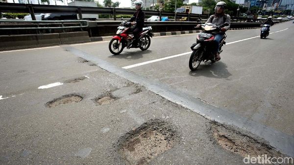 Duh, Banyak Jalan Berlubang di Jalan Gatot Subroto
