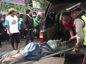 Jatuh Terbentur Spion Truk, Pengendara Motor Ini Tewas Terlindas
