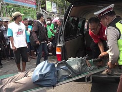 Jatuh Terbentur Spion Truk, Pengendara Motor Ini Tewas Terlindas