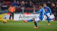 Napoli tak mengendur meski sudah unggul tiga gol. Di menit ke-72, mereka mencetak gol keempat lewat eksekusi penalti Lorenzo Insigne. Foto: Alberto Lingria/Reuters