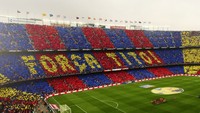 Ini koreografi dari fans Barcelona di Camp Nou saat Tito Vilanova mengalami sakit tumor kelenjar tiroid. Vilanova akhirnya meninggal dunia (Istimewa)