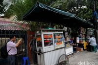 PKL di Trotoar Melawai, Jakarta Selatan