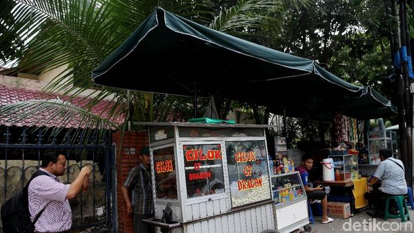 Begini Kondisi PKL yang Tetap Berjualan di Atas Trotoar